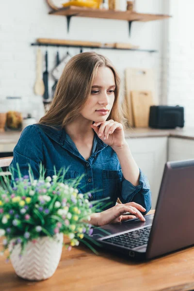 Młoda Urocza Ciężarna Dziewczyna Freelancer Pracuje Domu Kuchni Trybie Samoizolacji Obrazek Stockowy