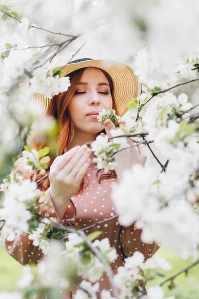 Das Junge Schöne Rothaarige Mädchen Spaziert Durch Einen Frühlingshaft Blühenden — Stockfoto