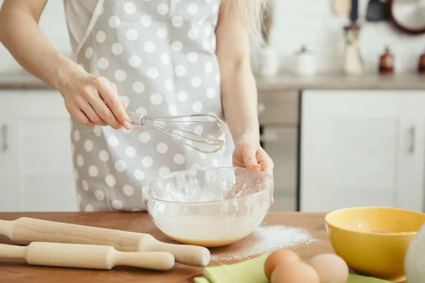 Młoda Piękna Kobieta Ugniata Ciasto Pieczenia Ciastek Kuchni Dostosowanie — Zdjęcie stockowe