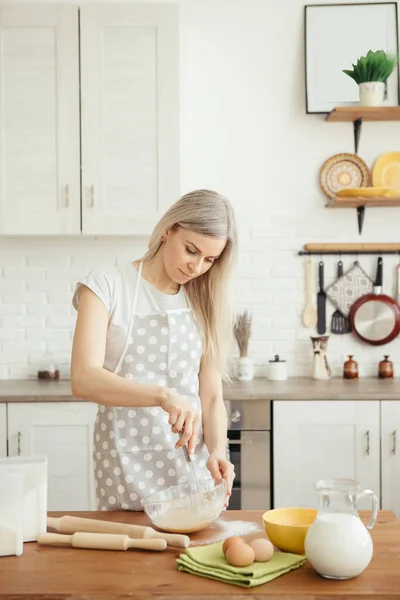 Młoda Piękna Kobieta Ugniata Ciasto Pieczenia Ciastek Kuchni Dostosowanie — Zdjęcie stockowe