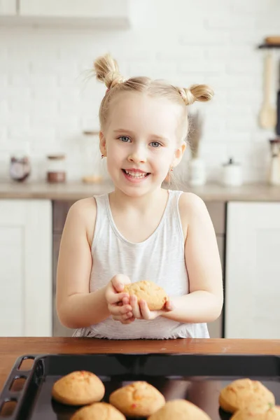 Cute Little Girl Jedzenia Świeżo Upieczone Ciasteczka Kuchni Szczęśliwa Rodzina — Zdjęcie stockowe