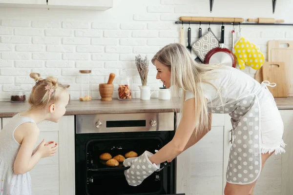 Linda Niña Ayuda Mamá Hornear Galletas Cocina Familia Feliz Tonificación Imagen de stock