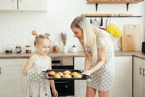 Мила Дівчинка Допомагає Мамі Пекти Печиво Кухні Щаслива Сім Тонінг Стокове Зображення