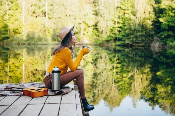 Young Woman Sits Bridge Lake Autumn Landscape Drinks Hot Tea — Stock Photo, Image