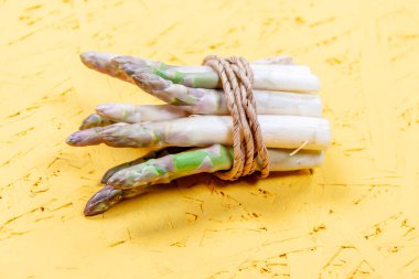 Masada bir dilim pasta.