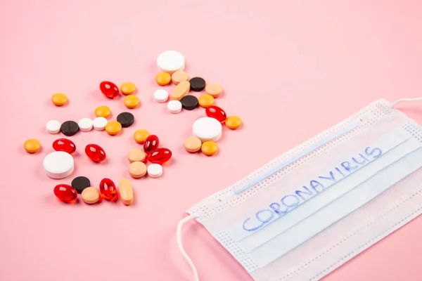 Covid-19, tıbbi aletler, şırınga ve renkli ilaçlar.