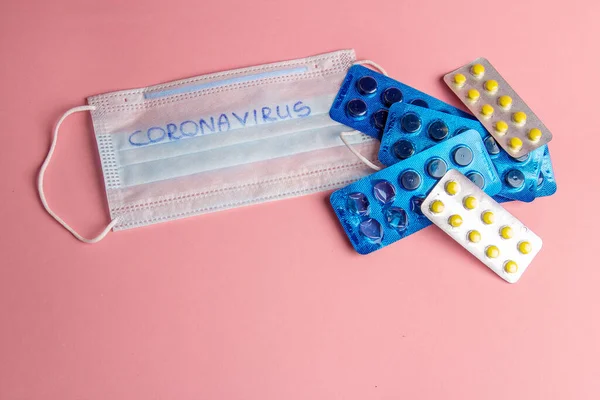 Covid-19, tıbbi aletler, şırınga ve renkli ilaçlar.