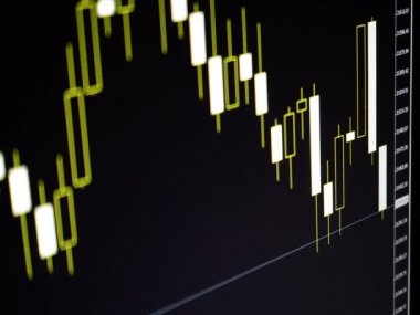 Bitcoin kripto para birimi Japon şamdanlarının borsa çizelgesi.