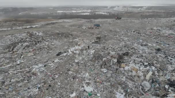 Bulldozer trekker duwt afval van een berg in een stad dump — Stockvideo