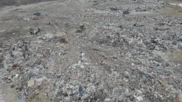 Bulldozer trekker duwt afval van een berg in een stad dump — Stockvideo