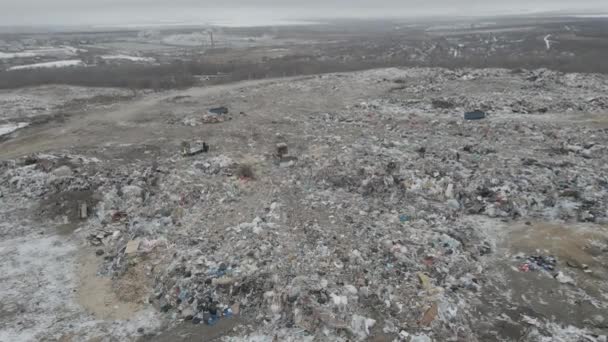 Бульдозерный трактор толкает мусор с горы на городской свалке — стоковое видео