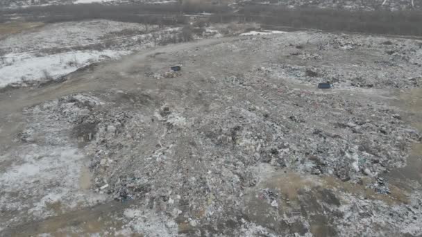 Бульдозерный трактор толкает мусор с горы на городской свалке — стоковое видео