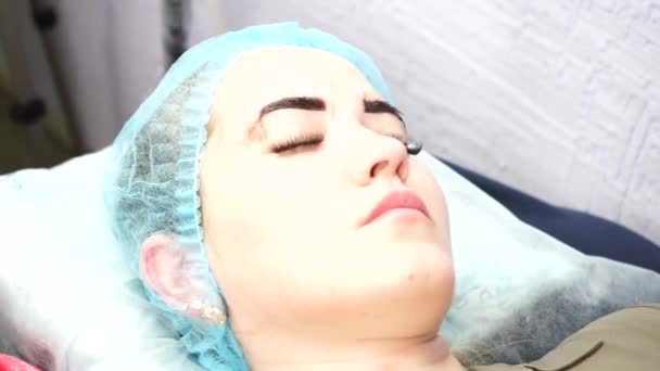Güzel bir kadın kozmetoloji salonunda kalıcı makyaj yapıyor.. — Stok video