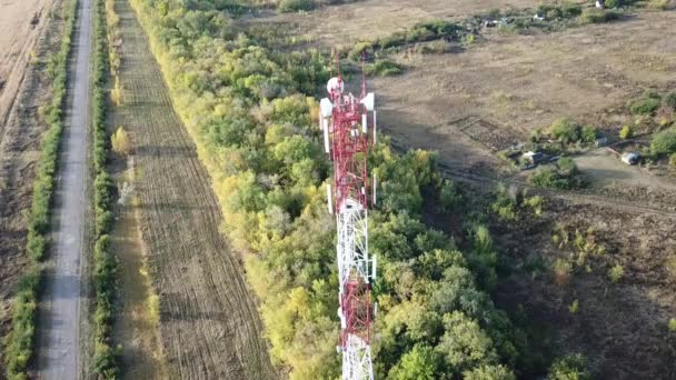 Filmación 4k B-roll Antenas de torre de vista de drones aéreos Teléfono celular de telecomunicaciones — Vídeos de Stock