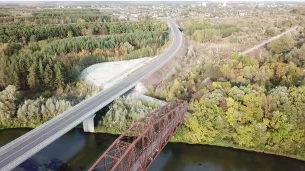 Aerial drone shot of old rusty iron dissused railway bridge over the river. — Vídeos de Stock