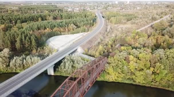 Flygdrönare skott av gamla rostiga järn kasserade järnvägsbron över floden. — Stockvideo