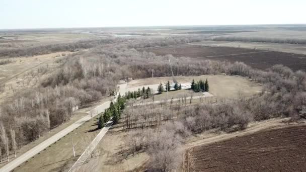 Herdenkingsmonument, Vostok 1 landingsplaats bij Engels, Rusland — Stockvideo