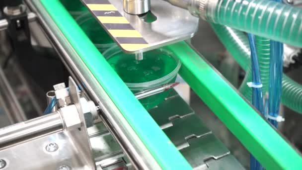 Industriell Robotic produktionslinje för fyllning plast — Stockvideo
