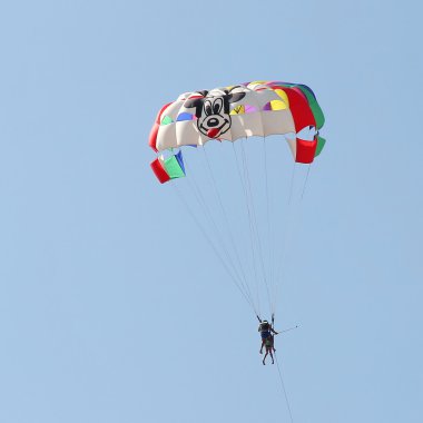 Mavi gökyüzünde parasailing 