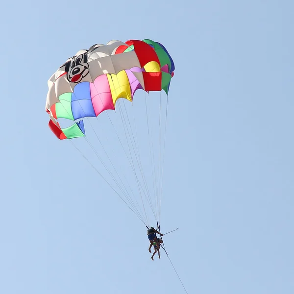 Parasailing in a blue sky — Stock Photo, Image