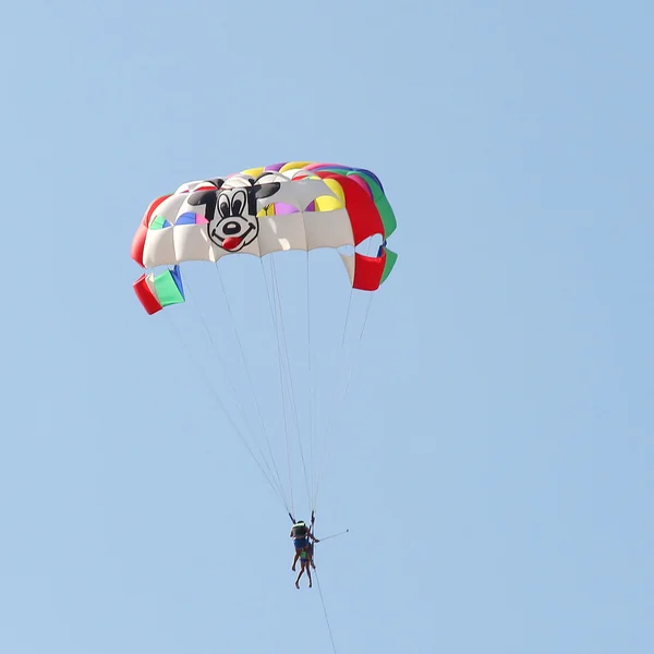 Parasailing in a blue sky — Stock Photo, Image