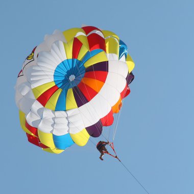 Mavi gökyüzünde parasailing