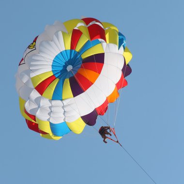 Mavi gökyüzünde parasailing