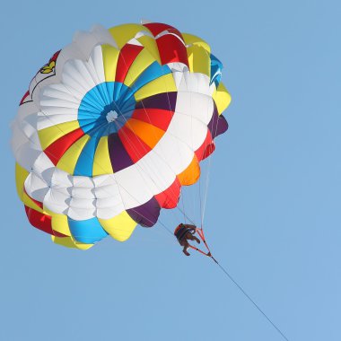 Mavi gökyüzünde parasailing