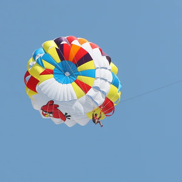 Parasailing in a blue sky — Stock Photo, Image