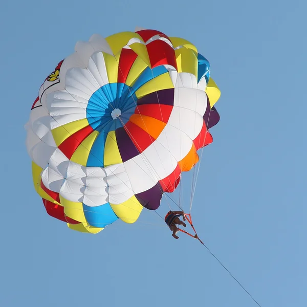 Parasailing in un cielo blu — Foto Stock