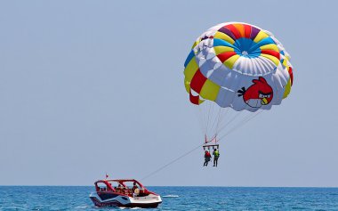 Mavi gökyüzünde parasailing 