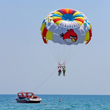 Mavi gökyüzünde parasailing 