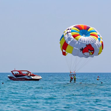 Mavi gökyüzünde parasailing 