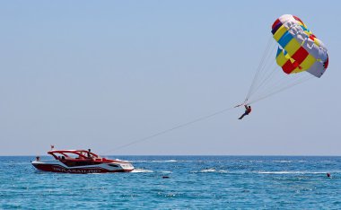 Mavi gökyüzünde parasailing 