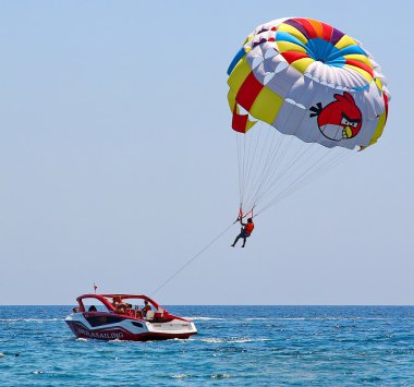 Mavi gökyüzünde parasailing 