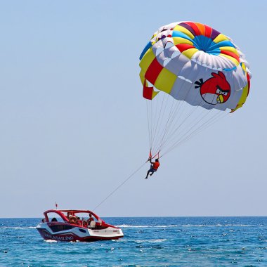 Mavi gökyüzünde parasailing 