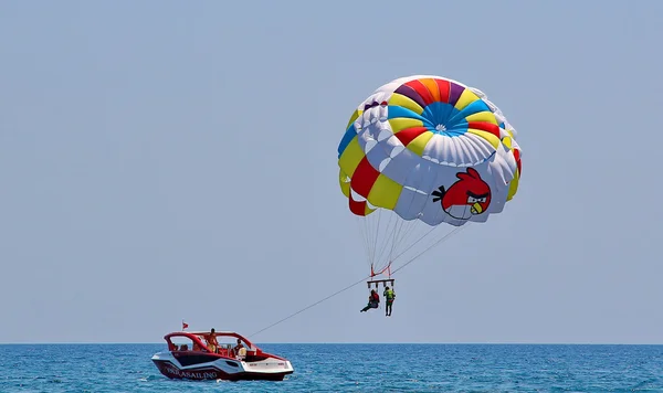 Parasailing in un cielo blu — Foto Stock