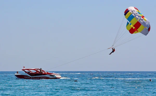 Parasailing in un cielo blu — Foto Stock