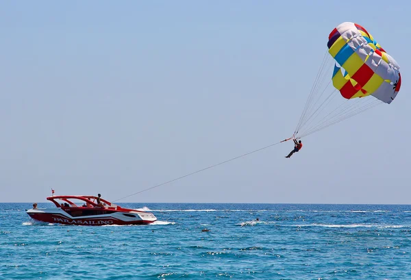 Mavi gökyüzünde parasailing — Stok fotoğraf