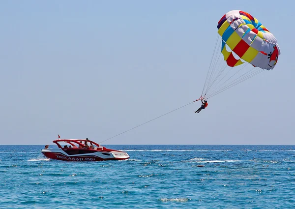 Parasailing in a blue sky — Stock Photo, Image