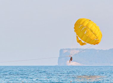 Mavi gökyüzünde parasailing