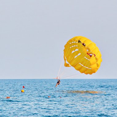 Mavi gökyüzünde parasailing