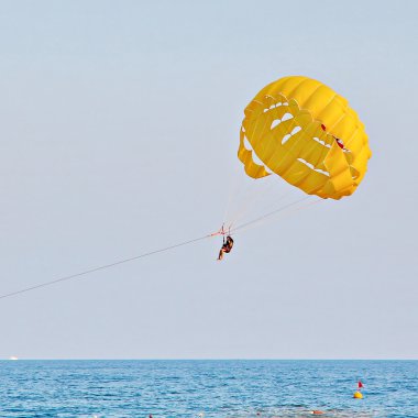 Mavi gökyüzünde parasailing