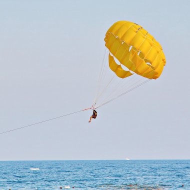 Mavi gökyüzünde parasailing