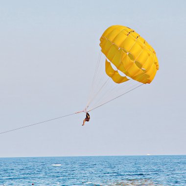 Mavi gökyüzünde parasailing