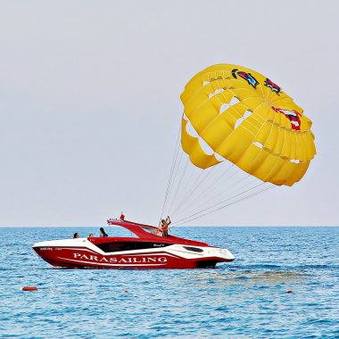 Mavi gökyüzünde parasailing
