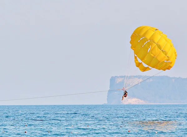 Parasailing in blauem Himmel — Stockfoto