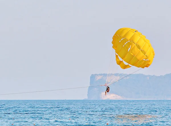 Mavi gökyüzünde parasailing — Stok fotoğraf