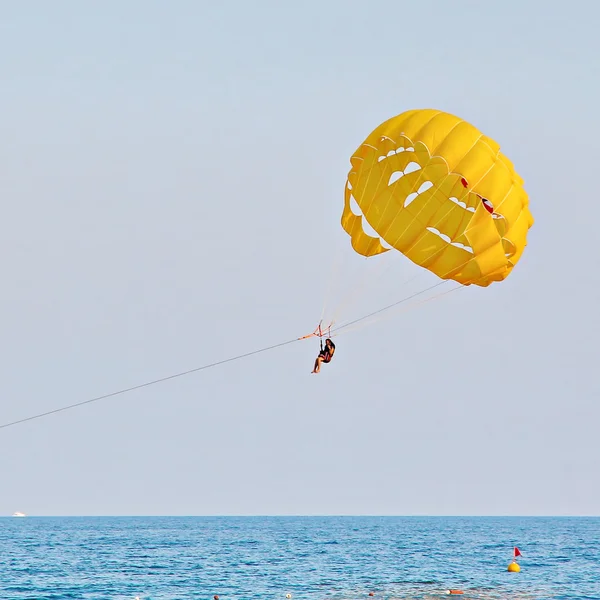 Parasailing in a blue sky — Stock Photo, Image