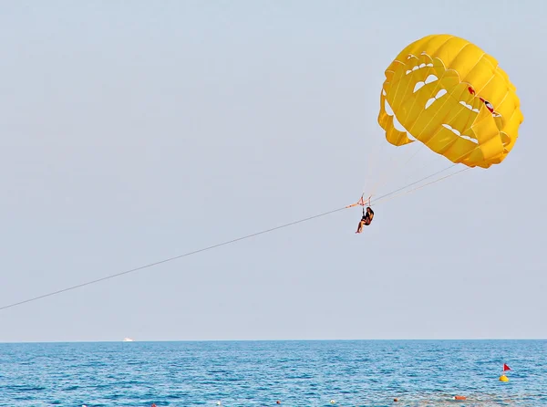 Parasailing in blauem Himmel — Stockfoto